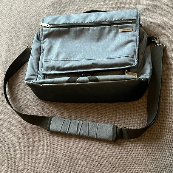 Samsonite Nylon Ripstop Messenger Bag - Picture 1 of 9